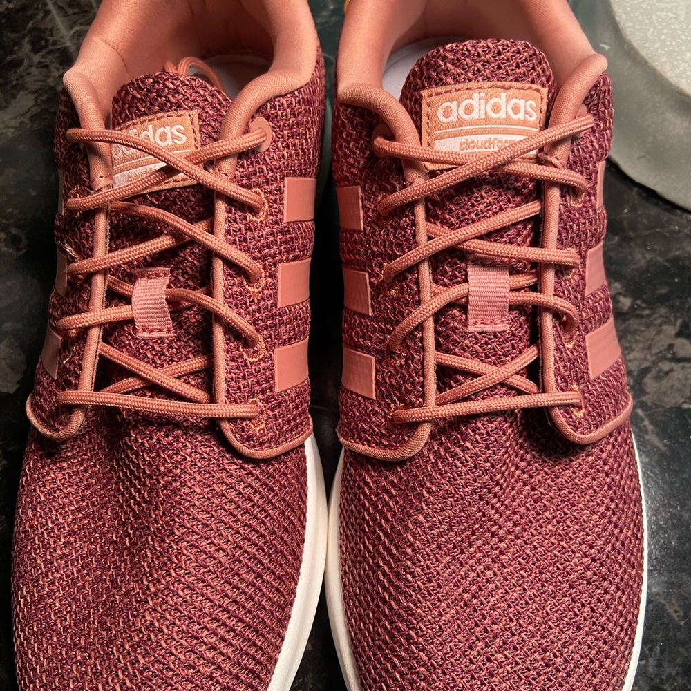 Women’s adidas shoe size 8.5 (NEW)